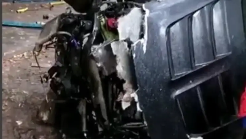 В Алматы элитный внедорожник вылетел на обочину и сгорел