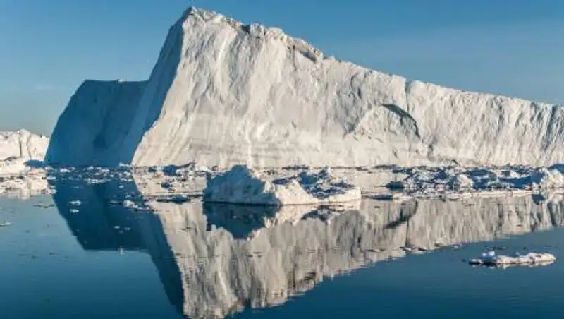 От ледника в Гренландии откололся айсберг размером с крупный город