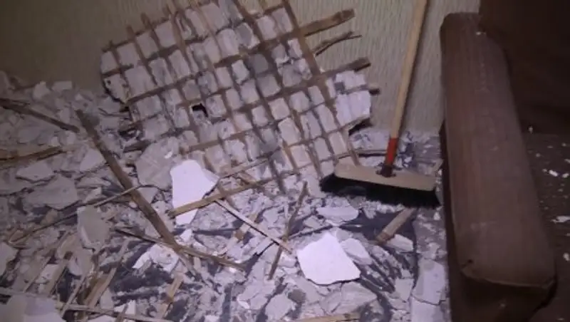 На учеников обрушился потолок школы в Актобе, есть раненые