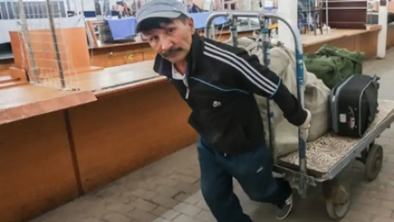 На алматинской барахолке произошел скандал из-за закрытия рынка