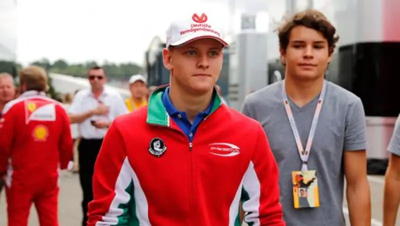 Сын Шумахера принес победу своей команде в общем зачете "Формулы-4"