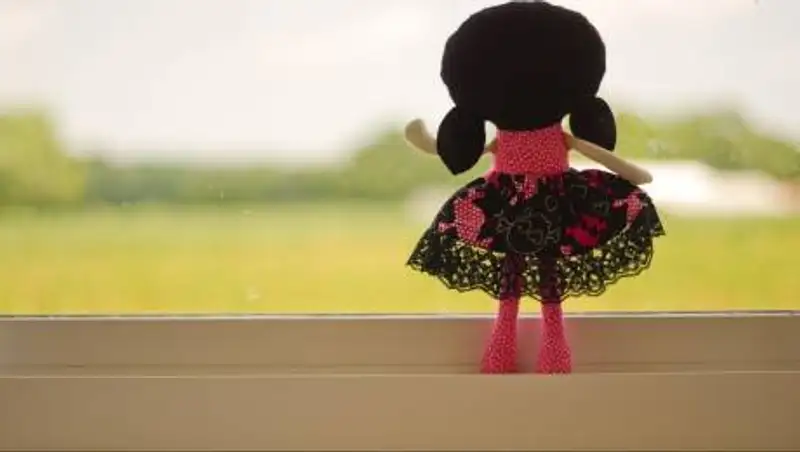 В Таразе из окна многоэтажки выпала девочка