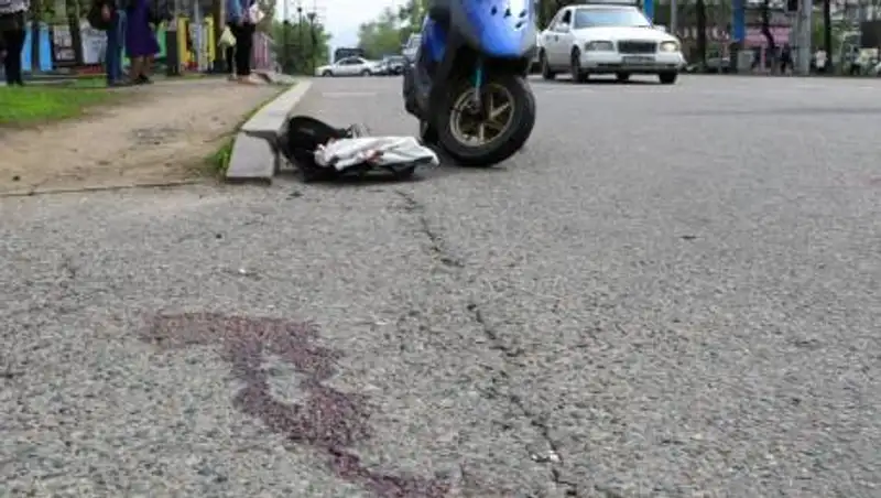 Водитель автобуса сбил мопедиста в Алматы и скрылся