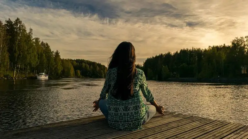 Регулярная медитация влияет на физическое и умственное здоровье, выяснили ученые