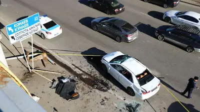 Авто упало с моста, фото - Новости Zakon.kz от 19.03.2023 17:34