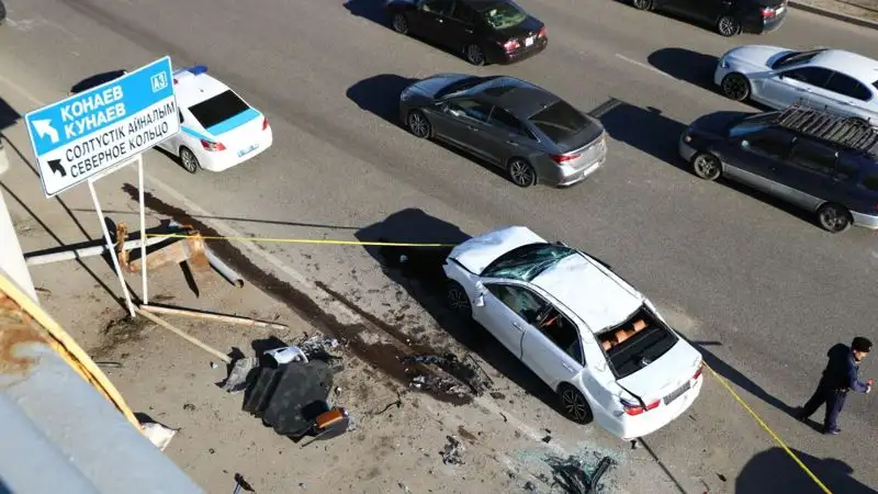 В Алматы Toyota Camry слетела с моста