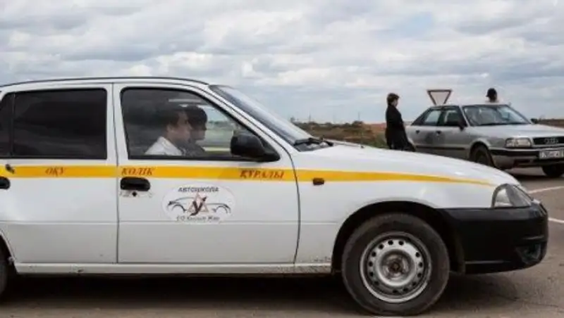 Обучаться практическому вождению на дорогах можно только с инструктором