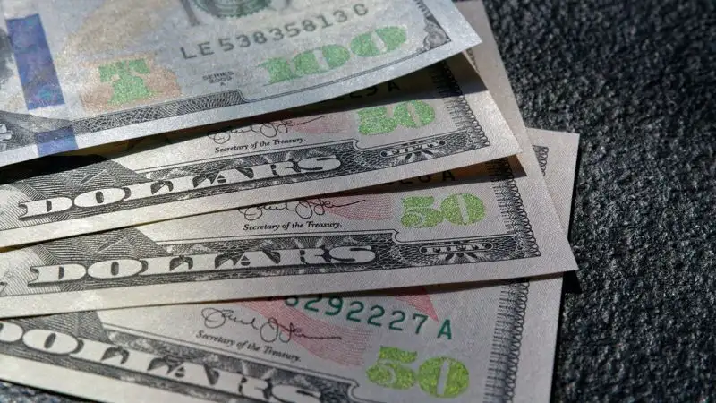 Доллар слегка подешевел на торгах 2 июня