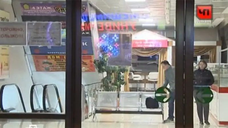 Охранник московского ТЦ на работе выстрелил в жену  