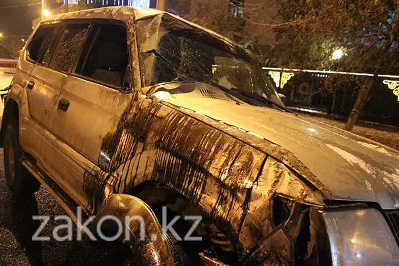 Нетрезвый водитель перевернулся на внедорожнике (фото) Нетрезвый водитель перевернулся на внедорожнике (фото), фото - Новости Zakon.kz от 11.11.2013 19:27