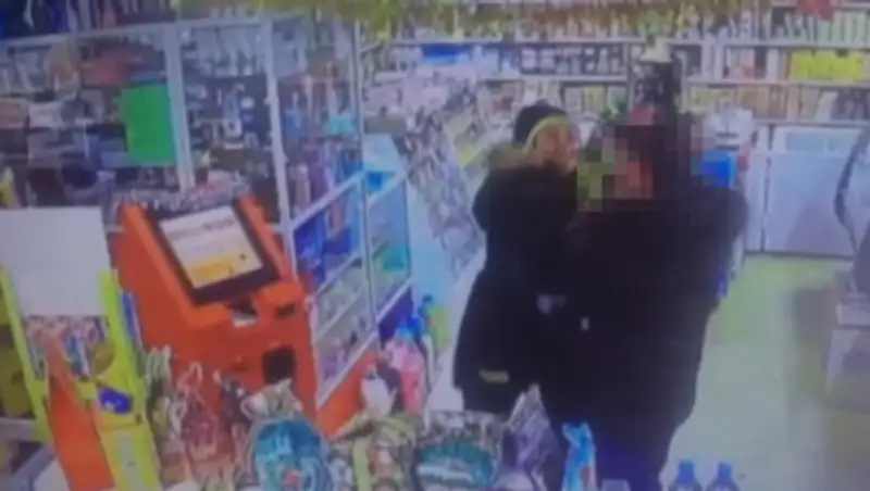 Появилось видео, как женщина обезвредила пьяного вооруженного преступника