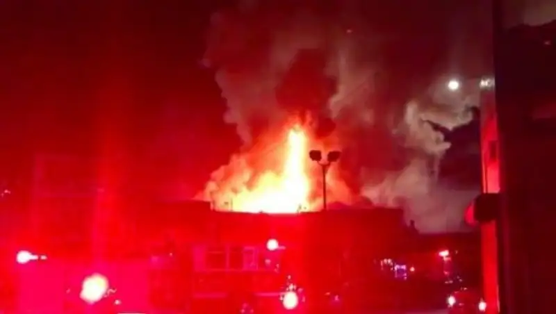 Число погибших при пожаре в клубе в Окленде может достичь 40 человек