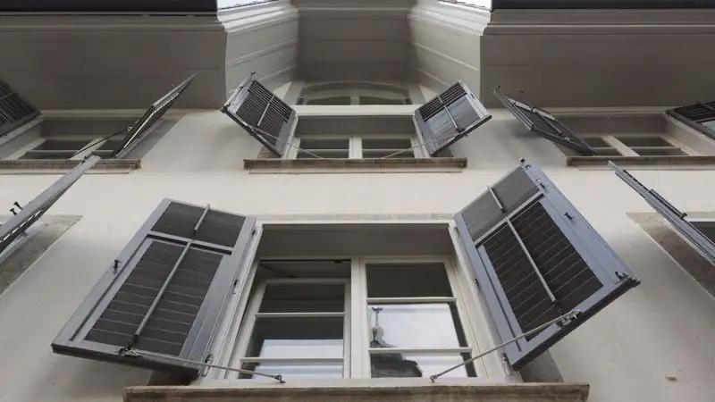 Двое детей выпали из окон в Костанае за один день