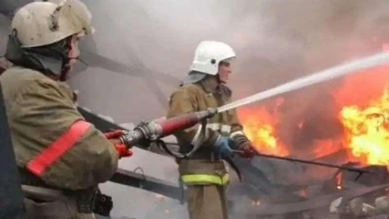 В Алматы потушили пожар в частном доме