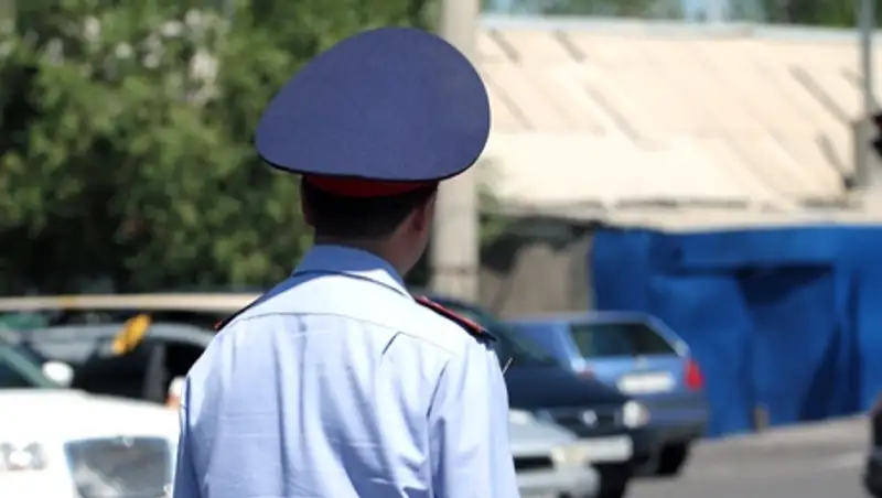 В Алматинской области женщина напала на полицейского и порвала его форму