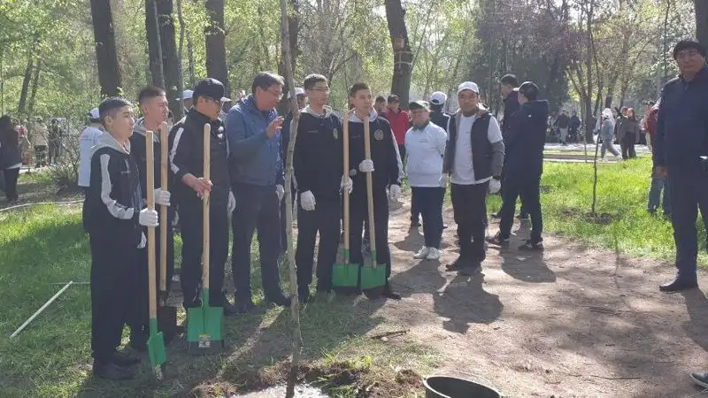 аким Алматы посетил субботник, фото - Новости Zakon.kz от 22.04.2023 17:56