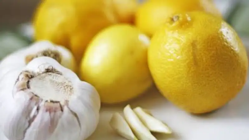 Иммунолог рассказала, как чеснок и лимон влияют на риск заражения COVID-19