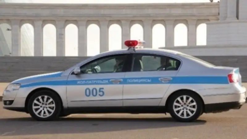 В Атырау осудили мужчину избившего себя в полицейском автомобиле