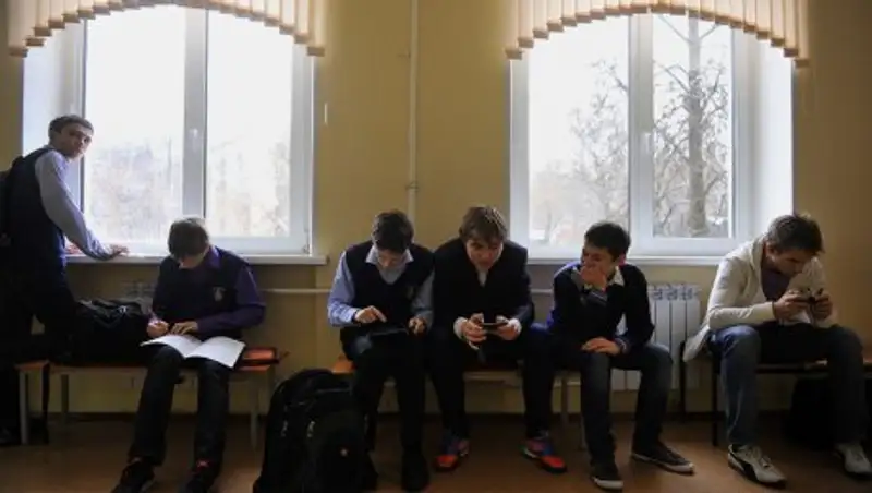 В казахстанских школах могут запретить смартфоны