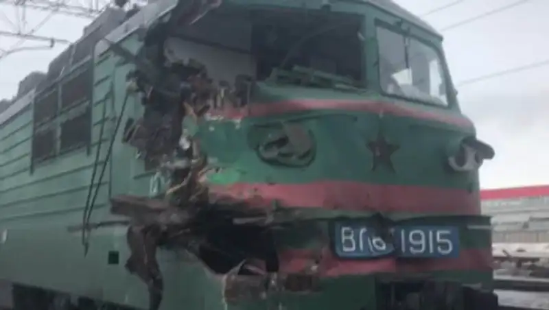 Грузовой поезд протаранил электровоз в Павлодарской области