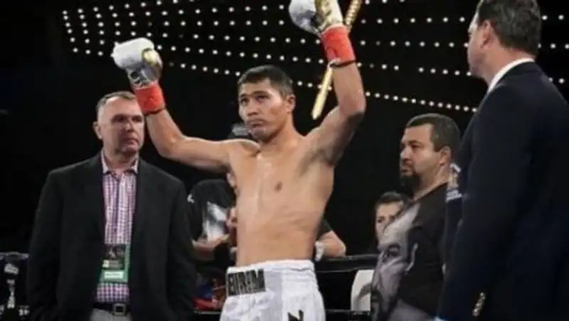 Казахстанский нокаутер заставил соперника сдаться