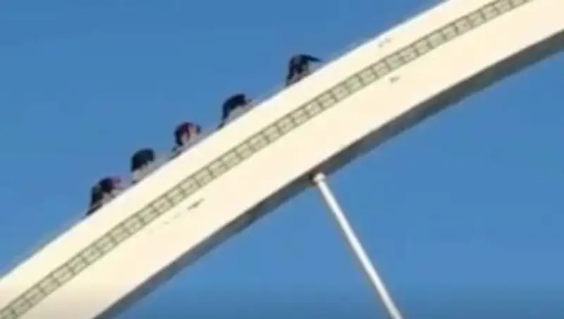 Подростки загорали на дуге моста в Нур-Султане