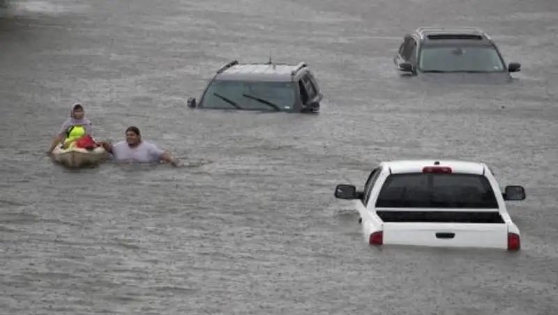Семья из шести человек утонула в своём автомобиле во время урагана "Харви"