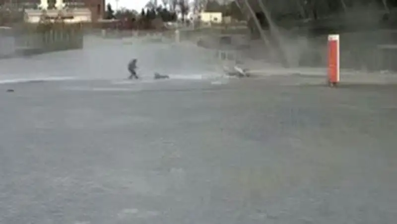 В Донецке маленькая девочка чудом спаслась от рухнувшего на асфальт фрагмента здания