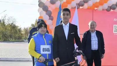 Восьмикласснику подарили велосипед за спасение ребенка в Темиртау