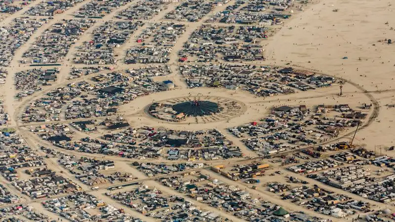 Почти 75 тыс. человек заблокированы на фестивале Burning Man в США. Один человек погиб