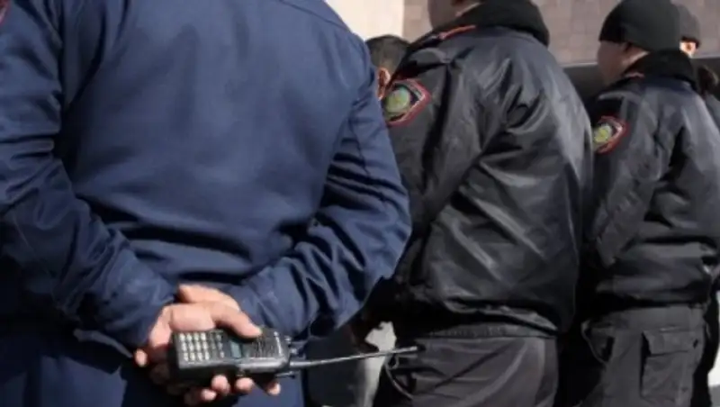 В Костанае судят полицейского, который наказал случайного человека