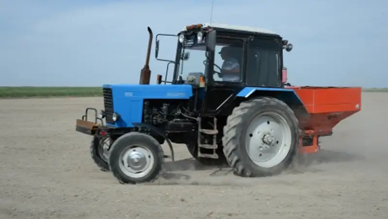 Аким Кызылординской области встретился с крестьянами на посевных площадях