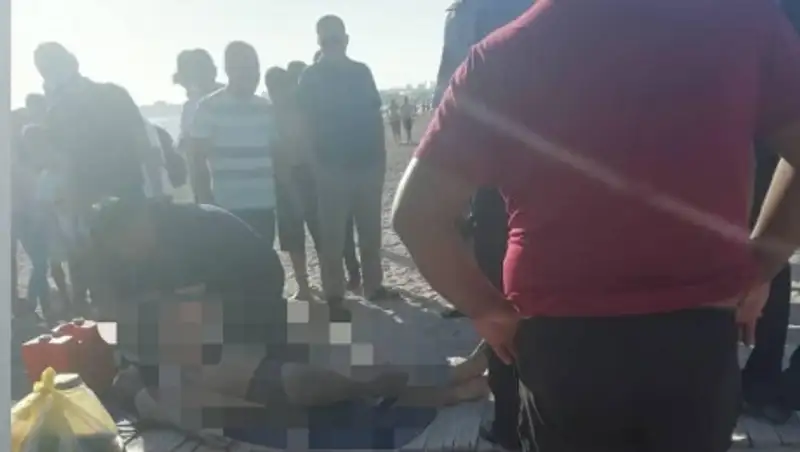 Спасатели одного из пляжей Актау извлекли из воды труп мужчины