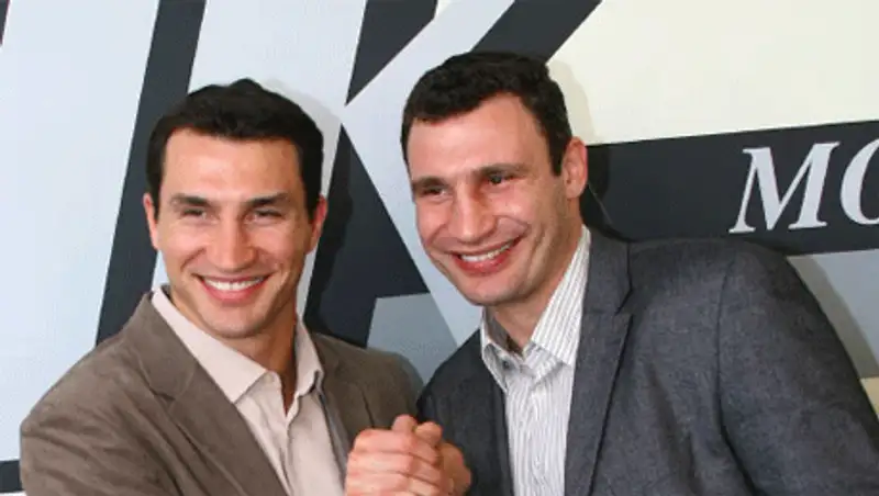 Частный визит братьев Кличко в казахстанское село вызвал ажиотаж местного населения, фото - Новости Zakon.kz от 29.10.2013 00:25