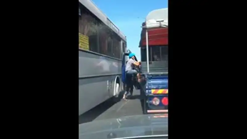 В Алматы сняли на видео нападение кондуктора автобуса на водителя авто