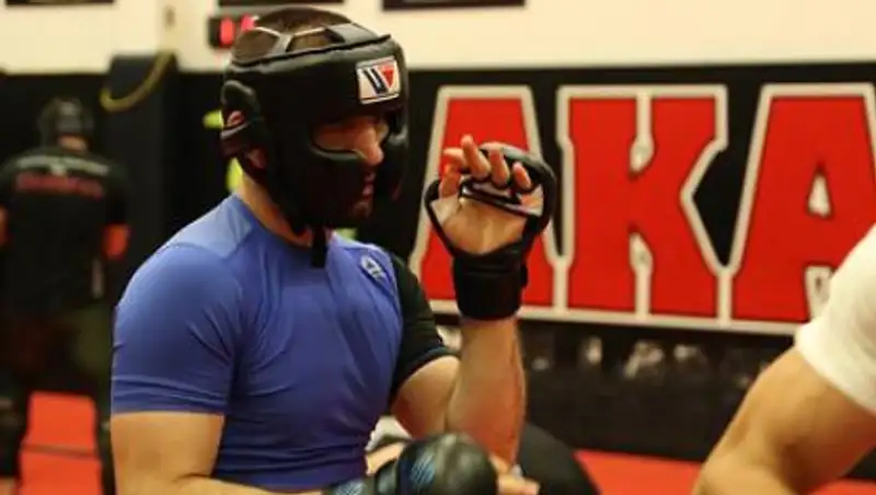 Брата Нурмагомедова задушили в первом бою в UFC