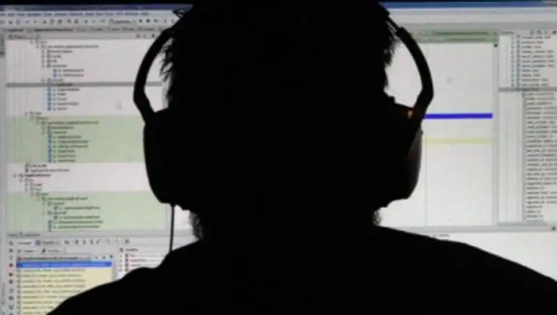 Когда казахстанцев будут уведомлять о телефонной прослушке