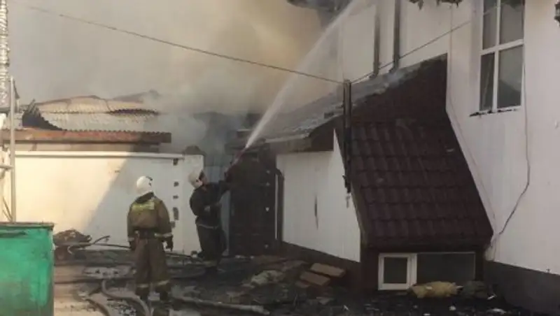 В Костанае тушат здание фитнес-клуба