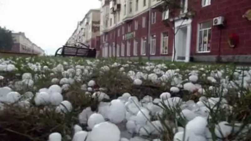 Конец весны ненастный: казахстанцев ожидают дожди, грозы, град и даже ночные заморозки