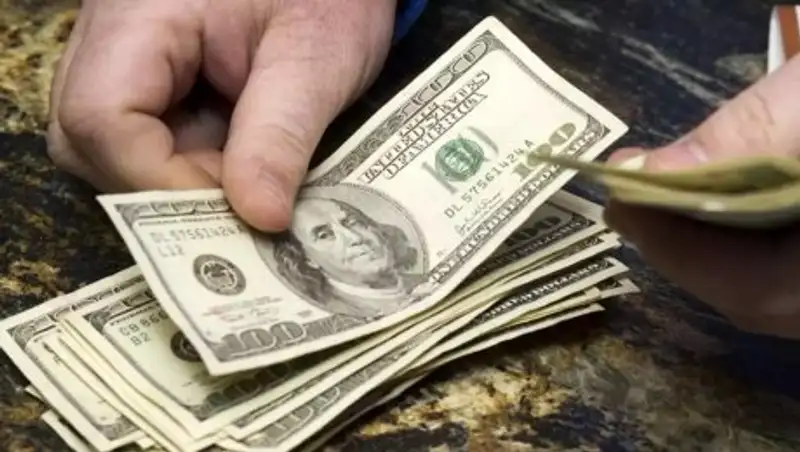 Доллар держится возле отметки 312 тенге