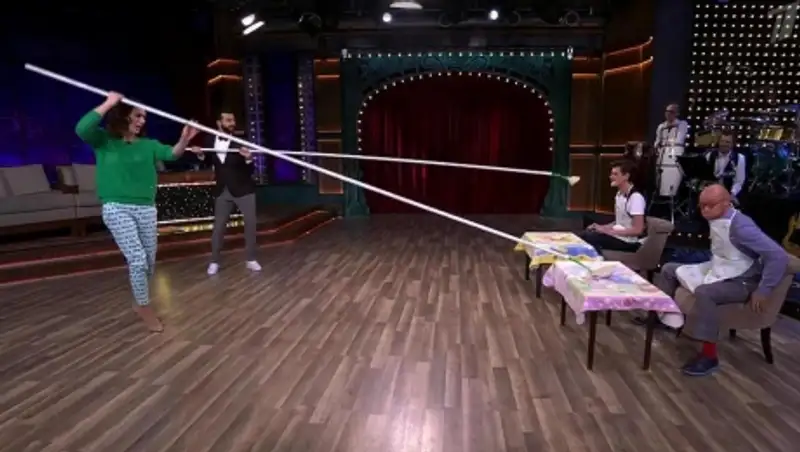 Елена Исинбаева накормила ведущих «Вечернего Урганта» кашей с шеста