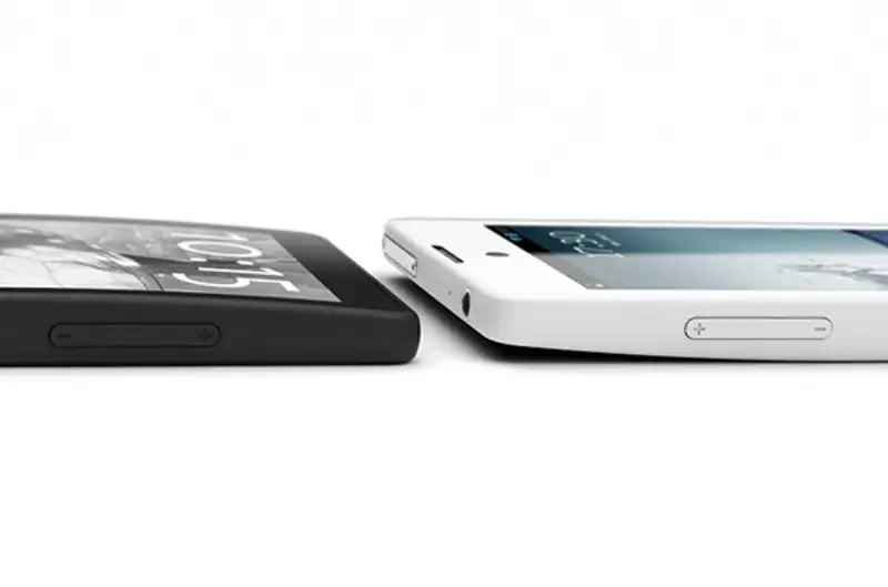 Названа дата международной премьеры российского телефона с двумя экранами, фото - Новости Zakon.kz от 15.11.2013 15:59