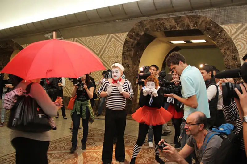 В алматинском метро прошло театрализованное представление (фото), фото - Новости Zakon.kz от 04.05.2012 15:36
