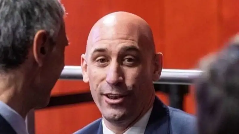 В Испании на экс-главу футбольной федерации подали в суд за поцелуй