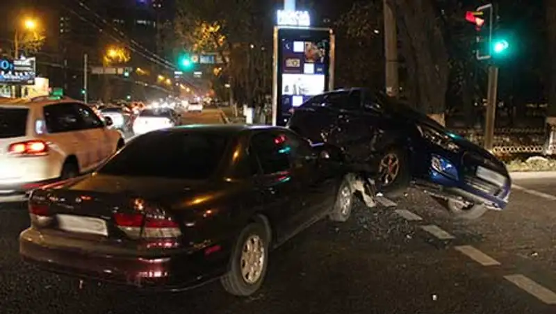 Водители столкнувшихся на перекрестке машин "оба ехали на зеленый", Алматы (фото), фото - Новости Zakon.kz от 28.10.2013 17:16