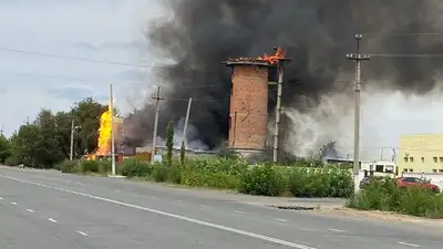 На месте пожара на заправке в Экибастузе нашли труп мужчины