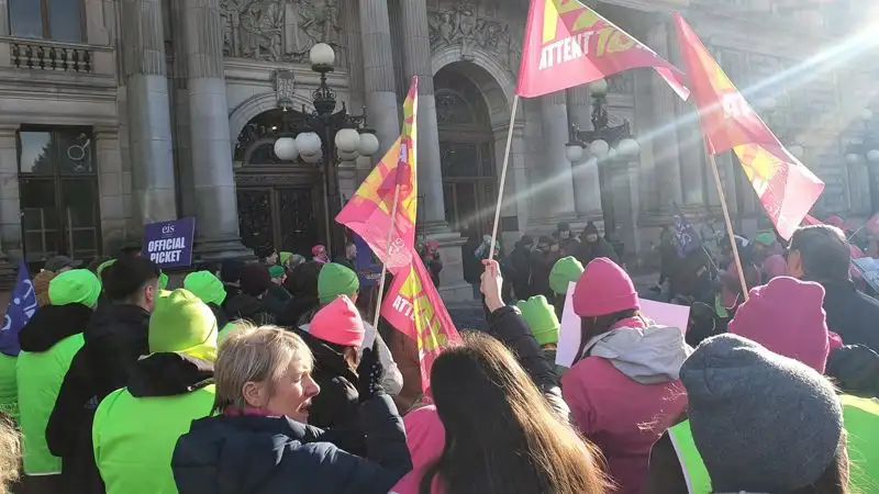 Учителя Шотландии вышли на забастовку с требованием повышения зарплат