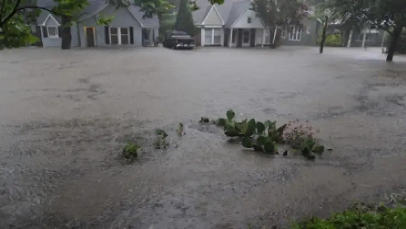 В Техасе река смыла гостевой дом с 13 постояльцами