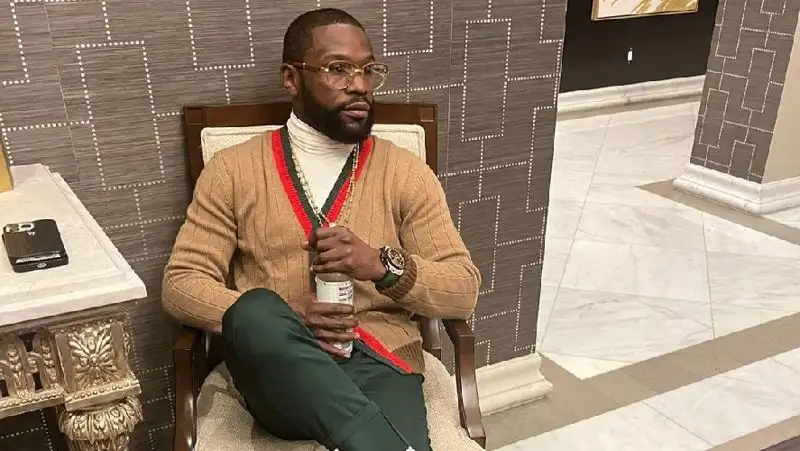 Флойд Мейвезер нокаутом выиграл очередной бой