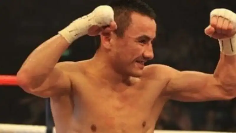 Озвучен гонорар Жакиянова за бой с Уорреном